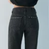 Jeans larghi con stampa leopardata e borchie Jeans larghi con stampa leopardata e borchie