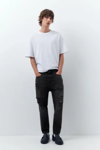 jeans strappati dalla vestibilit comoda 1 1 330x496 - Jeans strappati dalla vestibilit&agrave; comoda
