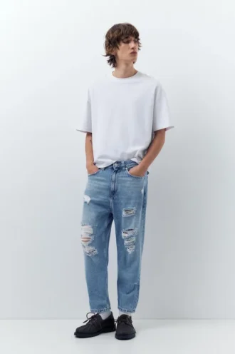 jeans strappati dalla vestibilit comoda 1 330x496 - Jeans strappati dalla vestibilit&agrave; comoda