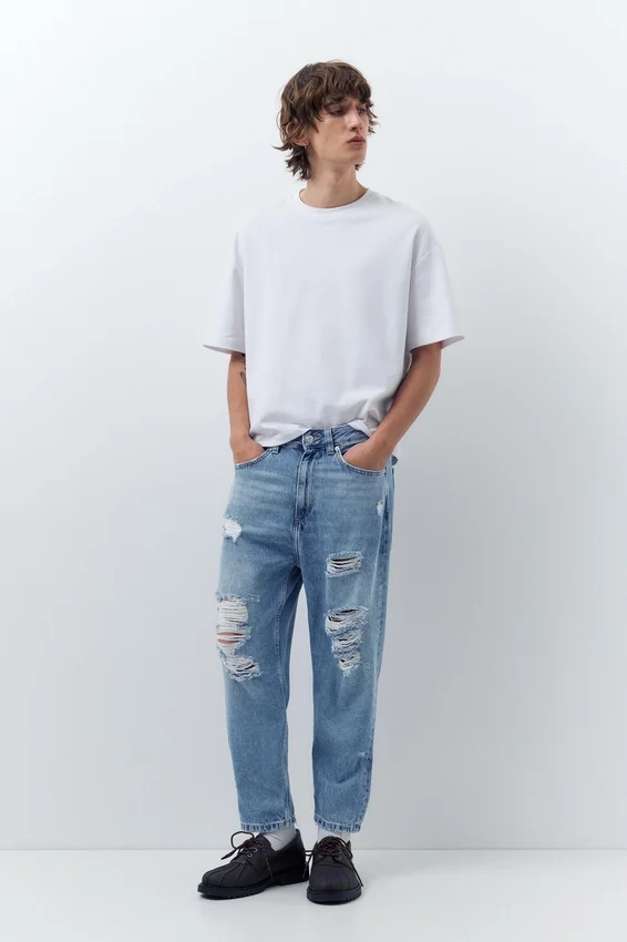 Jeans strappati dalla vestibilità comoda Jeans strappati dalla vestibilità comoda