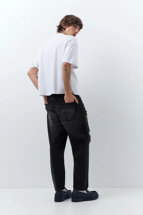 Jeans strappati dalla vestibilità comoda Jeans strappati dalla vestibilità comoda