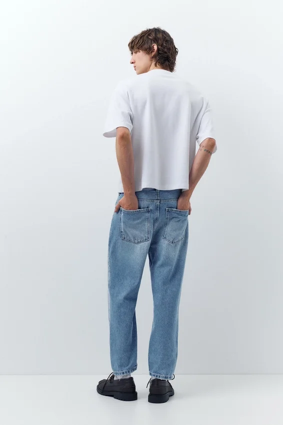 Jeans strappati dalla vestibilità comoda Jeans strappati dalla vestibilità comoda