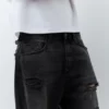 Jeans strappati dalla vestibilità comoda Jeans strappati dalla vestibilità comoda