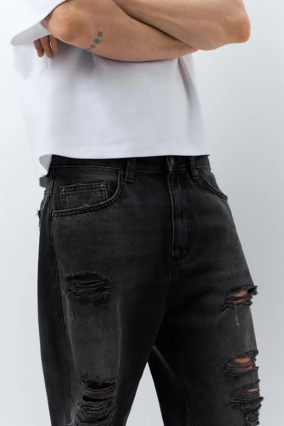 Jeans strappati dalla vestibilità comoda Jeans strappati dalla vestibilità comoda