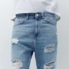 Jeans strappati dalla vestibilità comoda Jeans strappati dalla vestibilità comoda