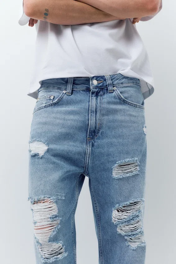 Jeans strappati dalla vestibilità comoda Jeans strappati dalla vestibilità comoda
