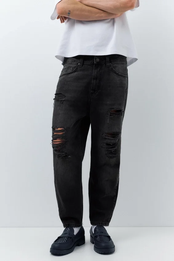 Jeans strappati dalla vestibilità comoda Jeans strappati dalla vestibilità comoda