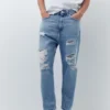 Jeans strappati dalla vestibilità comoda Jeans strappati dalla vestibilità comoda