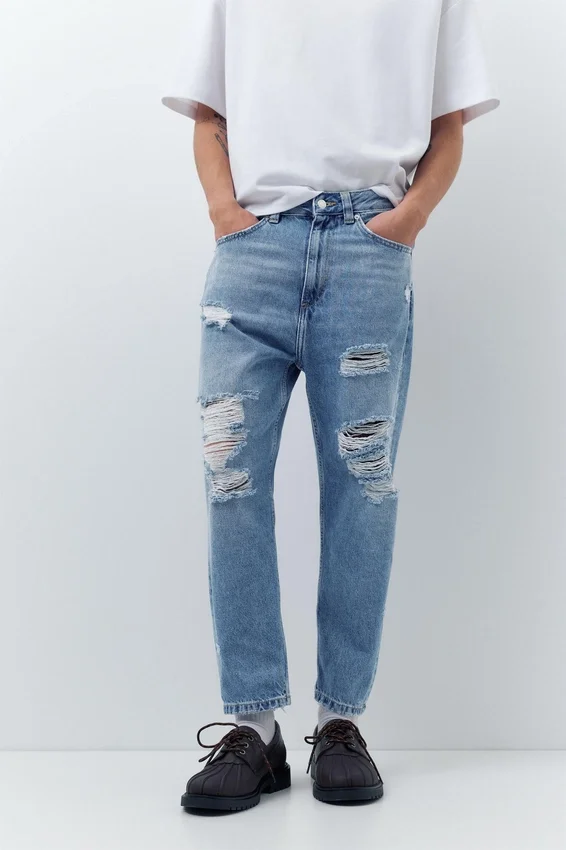 Jeans strappati dalla vestibilità comoda Jeans strappati dalla vestibilità comoda