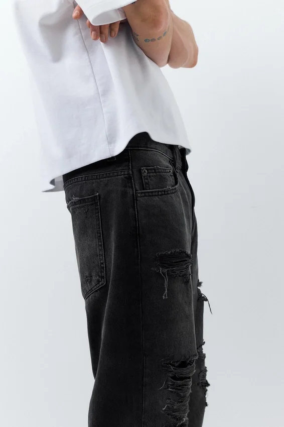 Jeans strappati dalla vestibilità comoda Jeans strappati dalla vestibilità comoda