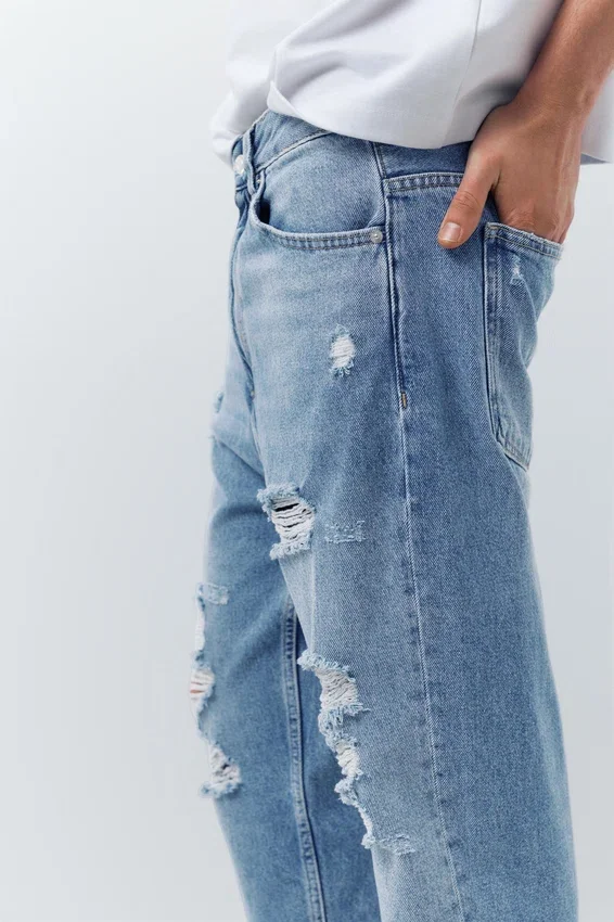 Jeans strappati dalla vestibilità comoda Jeans strappati dalla vestibilità comoda