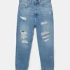 Jeans strappati dalla vestibilità comoda Jeans strappati dalla vestibilità comoda