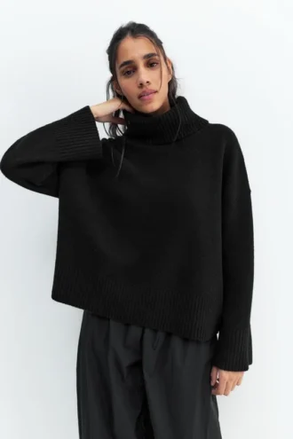Maglione a collo alto in morbida maglia