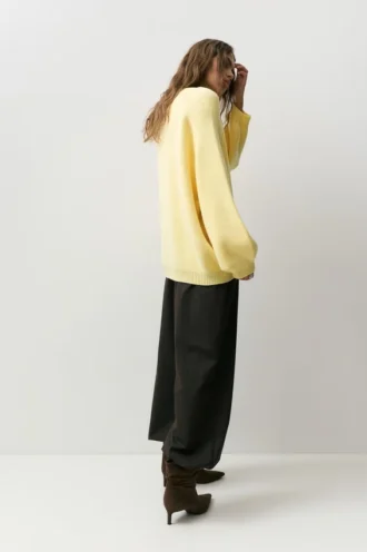Maglione oversize con orlo asimmetrico