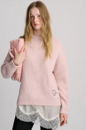 Maglione rosa con cuore ricamato