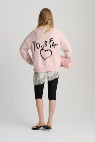 Maglione rosa con cuore ricamato
