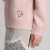 Maglione rosa con cuore ricamato Maglione rosa con cuore ricamato