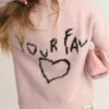 Maglione rosa con cuore ricamato Maglione rosa con cuore ricamato