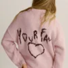 Maglione rosa con cuore ricamato Maglione rosa con cuore ricamato