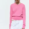 Maglione rosa con scollo a V Maglione rosa con scollo a V