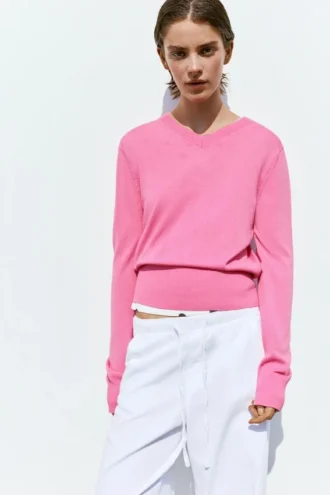 Maglione rosa con scollo a V