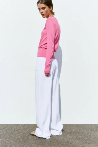 Maglione rosa con scollo a V