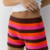 Pantaloncini a righe lavorati all’uncinetto