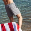 Pantaloncini da bagno a righe in seersucker