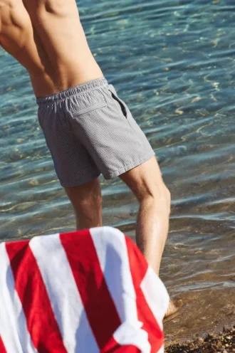 Pantaloncini da bagno a righe in seersucker