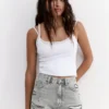 Pantaloncini in denim strappato Pantaloncini in denim strappato