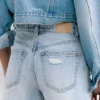 Pantaloncini in denim strappato Pantaloncini in denim strappato
