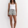 Pantaloncini in denim strappato Pantaloncini in denim strappato
