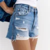Pantaloncini in denim strappato Pantaloncini in denim strappato