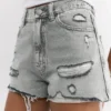Pantaloncini in denim strappato Pantaloncini in denim strappato