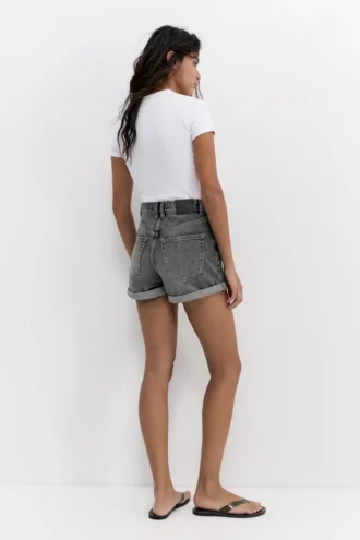 Pantaloncini mom in denim con risvolto