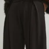 Pantaloni a gamba larga con doppia pince Pantaloni a gamba larga con doppia pince
