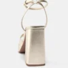 Sandali con tacco alto e plateau in metallizzato dorato