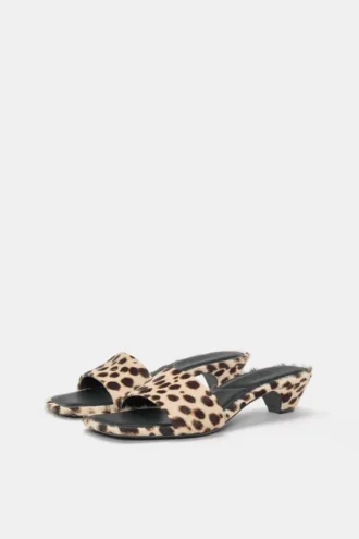 Sandali con tacco in pelle con stampa leopardata