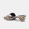 Sandali con tacco in pelle con stampa leopardata