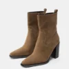 Stivali con tacco in stile cowboy Stivali con tacco in stile cowboy