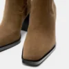 Stivali con tacco in stile cowboy Stivali con tacco in stile cowboy