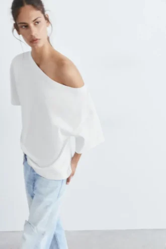 T-shirt a maniche corte asimmetrica