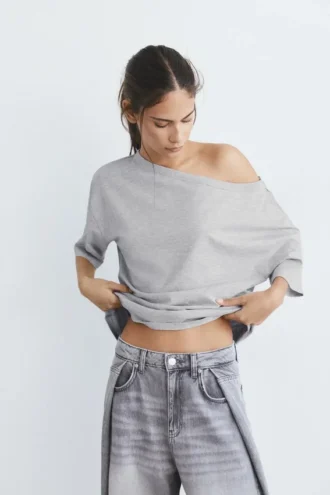T-shirt a maniche corte asimmetrica
