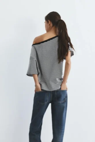 T-shirt a maniche corte asimmetrica