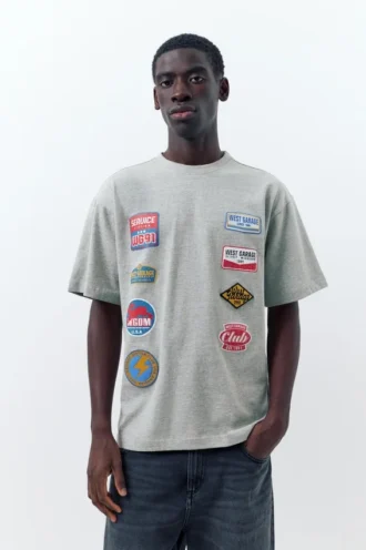 T-shirt a maniche corte con toppe