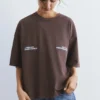 T-shirt a maniche corte marrone con slogan T-shirt a maniche corte marrone con slogan