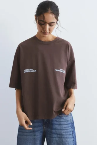 T-shirt a maniche corte marrone con slogan
