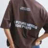 T-shirt a maniche corte marrone con slogan T-shirt a maniche corte marrone con slogan