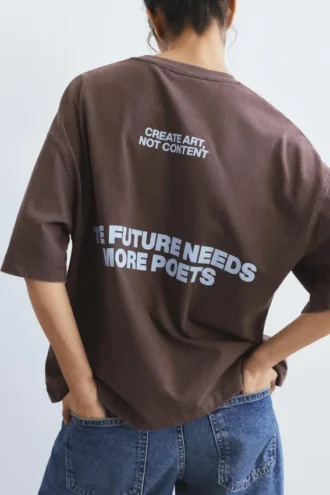 T-shirt a maniche corte marrone con slogan
