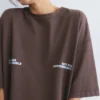 T-shirt a maniche corte marrone con slogan T-shirt a maniche corte marrone con slogan